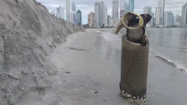 ‘Degrau’ surge na praia de Balneário Camboriú