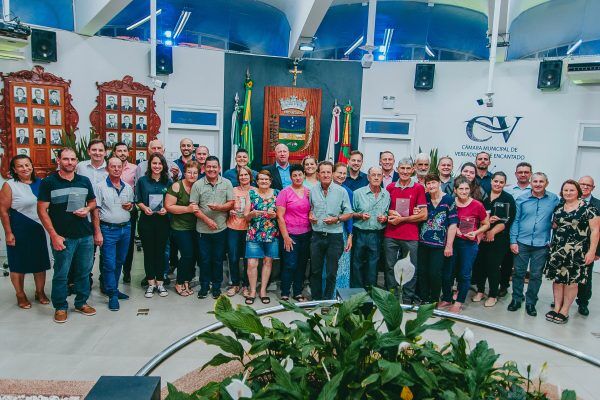 Câmara homenageia ex-vereadores, escolas estaduais e agricultores