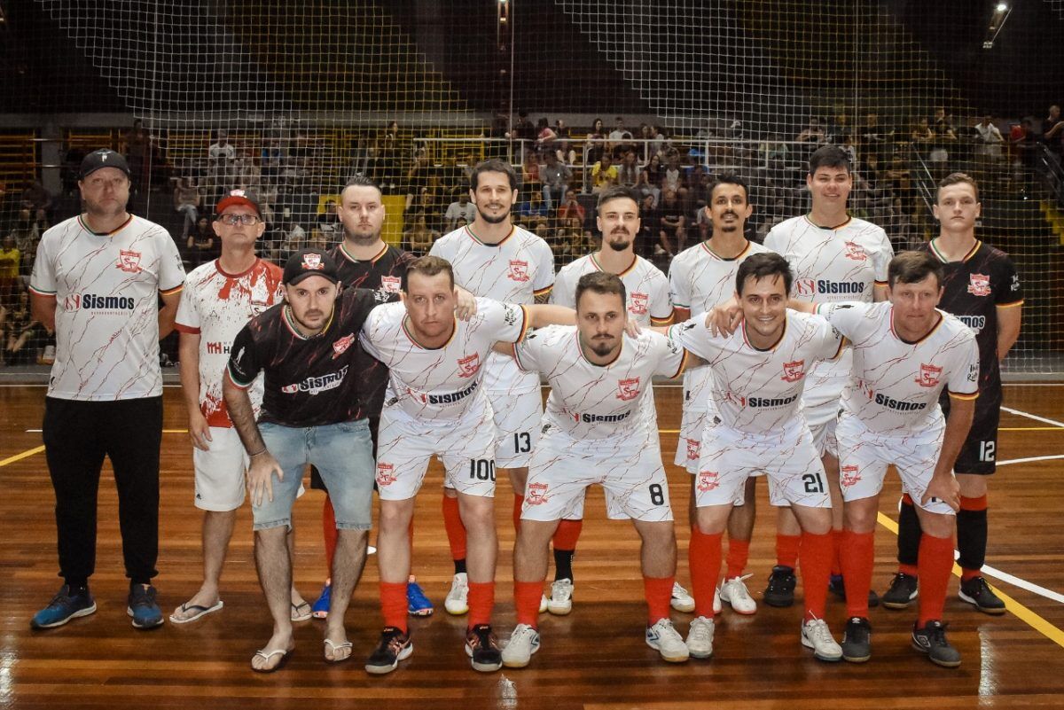 Imigrante conhece os campeões no futsal