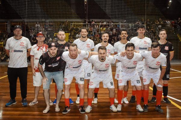 Imigrante conhece os campeões no futsal