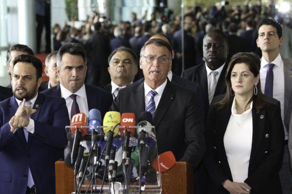 Bolsonaro agradece eleitores e critica bloqueios