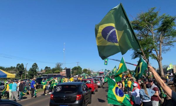 Manifestação reúne cerca de 5 mil pessoas em Lajeado