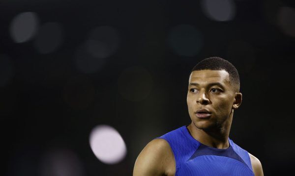 Duelo entre Mbappé e Lewandowski é o destaque do domingo