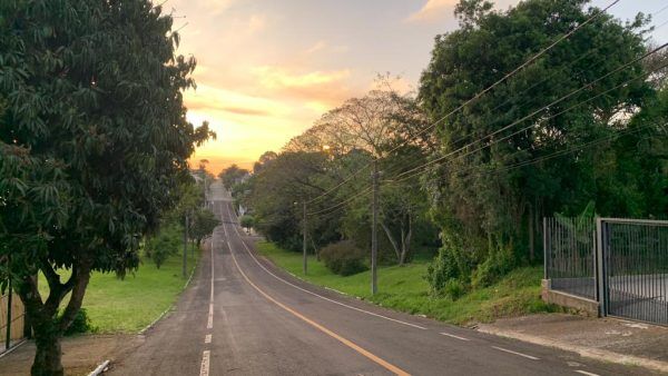 Sol aparece entre nuvens nesta terça-feira