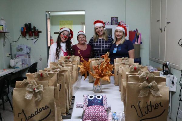 CAPS AD entrega de presentes de Natal para instituições