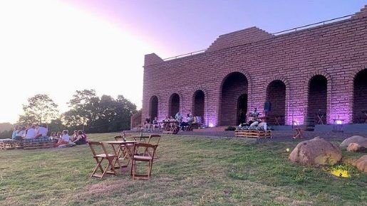 Vinícola San Castelo oferece bebidas e gastronomia no alto do morro