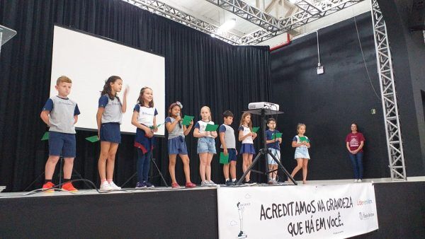 Alunos do Madre Bárbara lançam coletânea de histórias