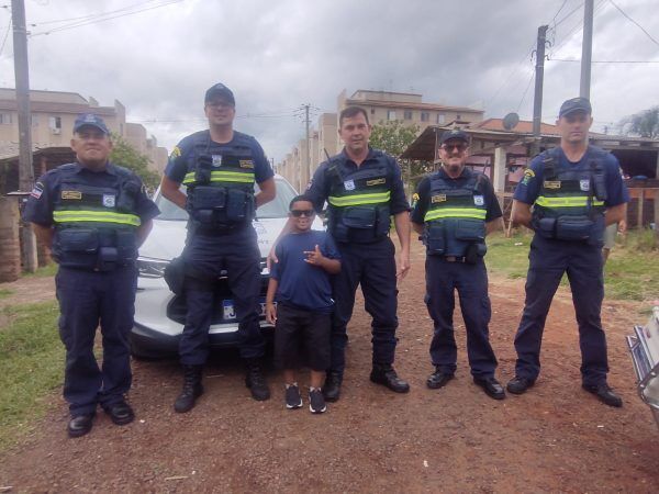FOTOS: Fã do Departamento de Trânsito, menino recebe visita dos agentes durante aniversário