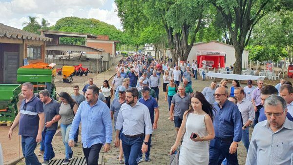 Demissões num dia, inauguração no outro