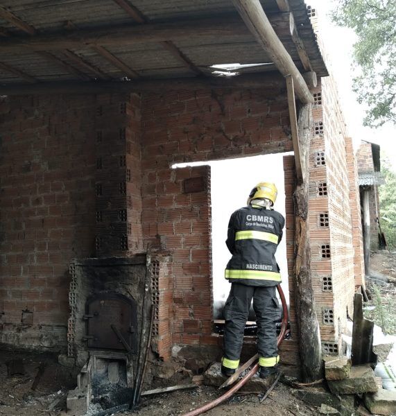 Estufa de tabaco pega fogo no interior de Venâncio Aires