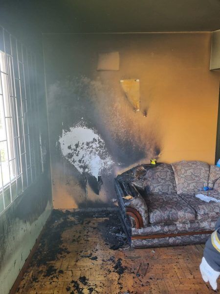 Carregador de celular provoca princípio de incêndio em Estrela