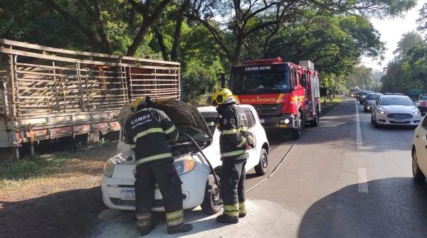 Carro incendeia após pane mecânica na ERS-130, em Lajeado