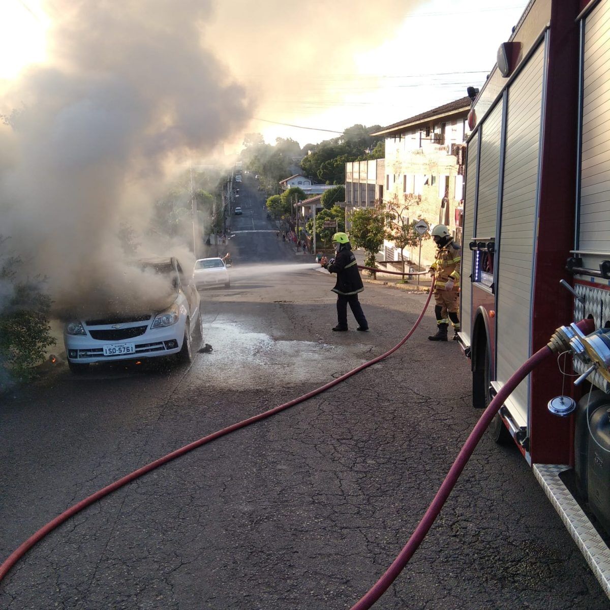 Incêndio consome veículo em Estrela