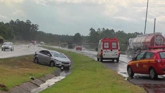 Motorista fica ferido após capotar na BR-386, em Estrela