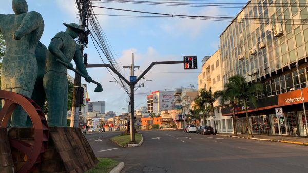 Sol aparece entre nuvens nesta sexta-feira