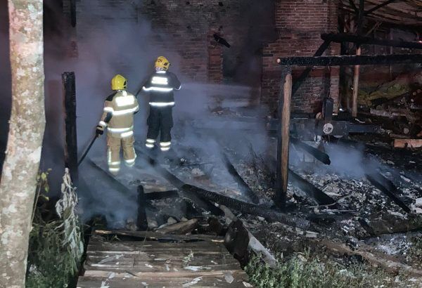 Incêndio destrói estufa de fumo em Sério