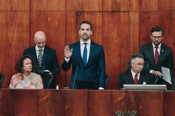 Primeiro governador reeleito desde a democratização, Eduardo Leite é empossado
