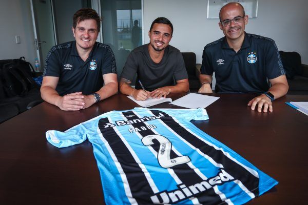 Grêmio anuncia a contratação do lateral Fábio