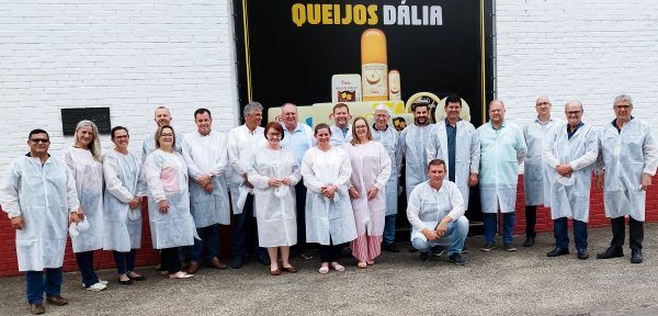 Poder público de Arroio do Meio conhece produção de lácteos e queijos