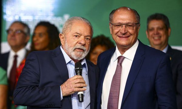 Lula e Alckmin tomam posse na tarde de hoje