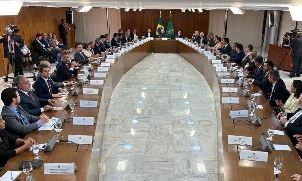 Lula e governadores se reúnem em defesa da democracia