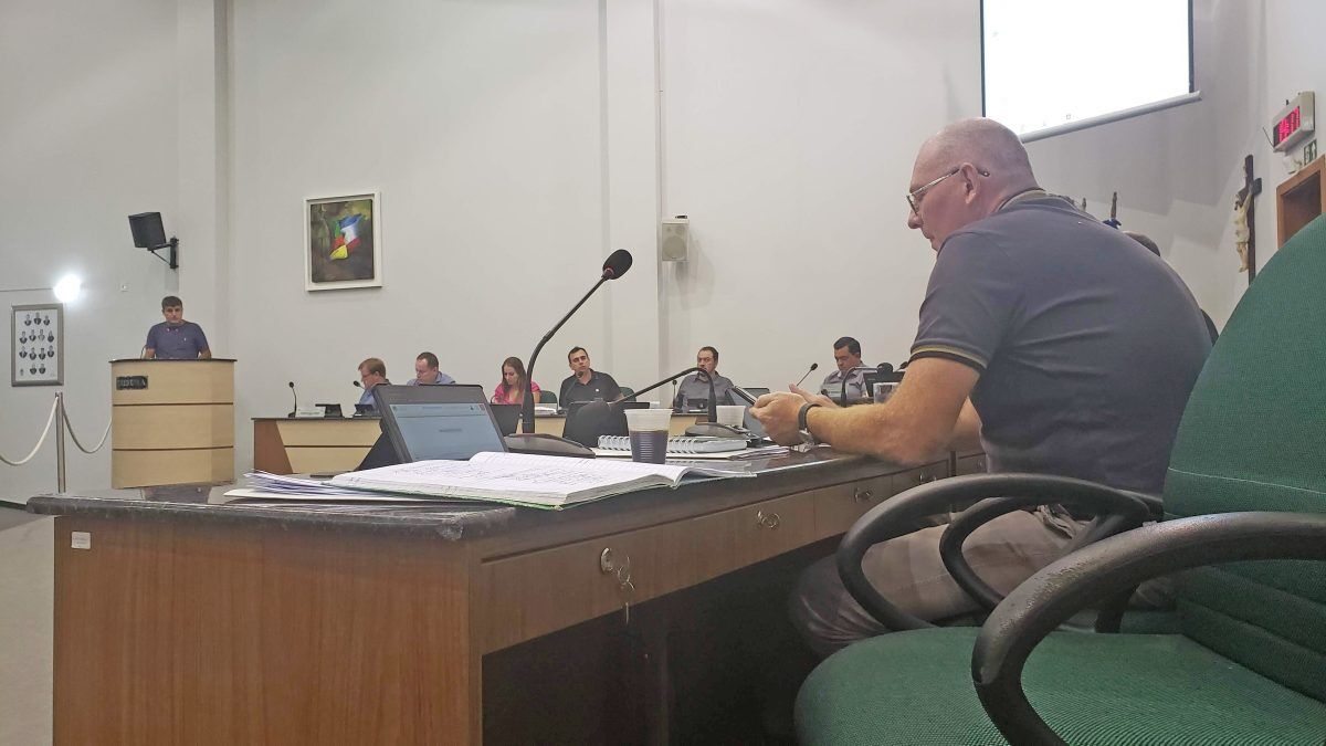 Entrega de kits escolares motiva críticas na câmara de Estrela