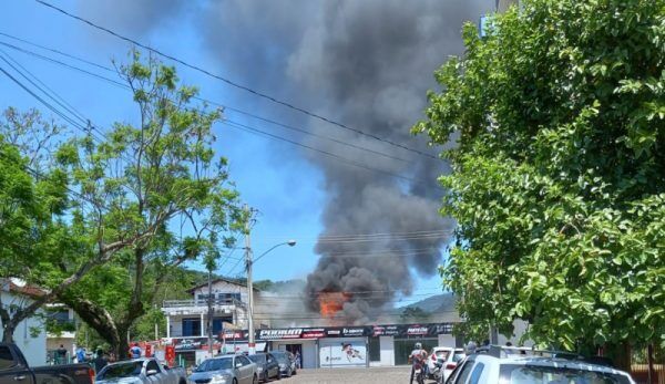 Incêndio consome empresa de peças e acessórios em Encantado