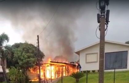 Incêndio destrói casa em Westfália