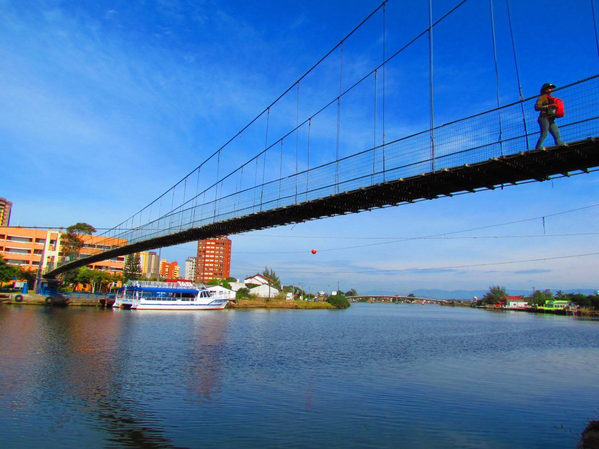 Ponte pênsil cai entre Torres e Passo de Torres