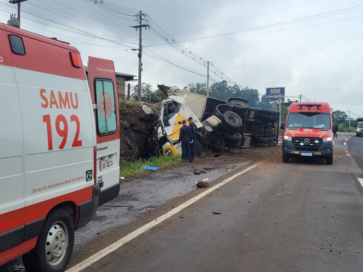 Carreta tomba na BR-386, em Estrela