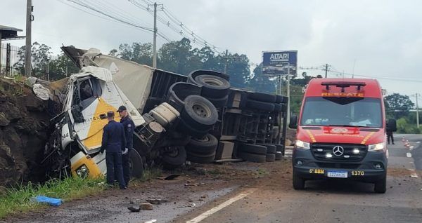 Carreta tomba na BR-386, em Estrela