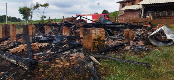 Incêndio consome residência em Santa Clara do Sul
