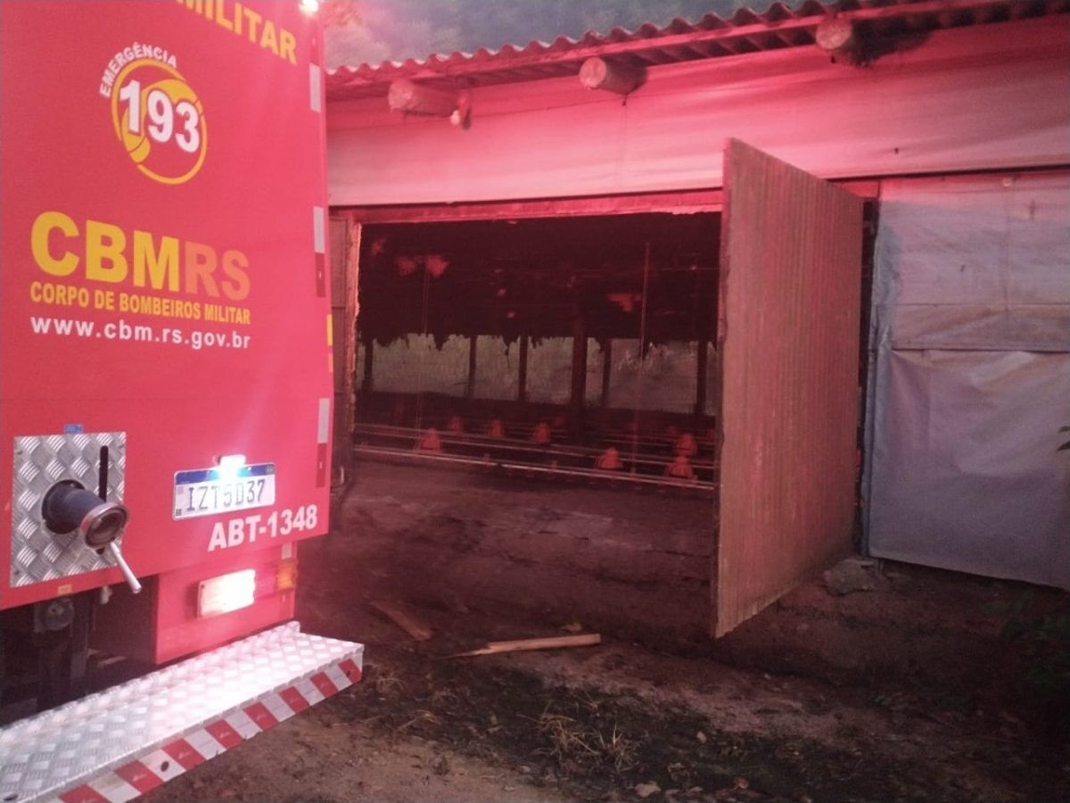 Incêndio atinge aviário em Venâncio Aires