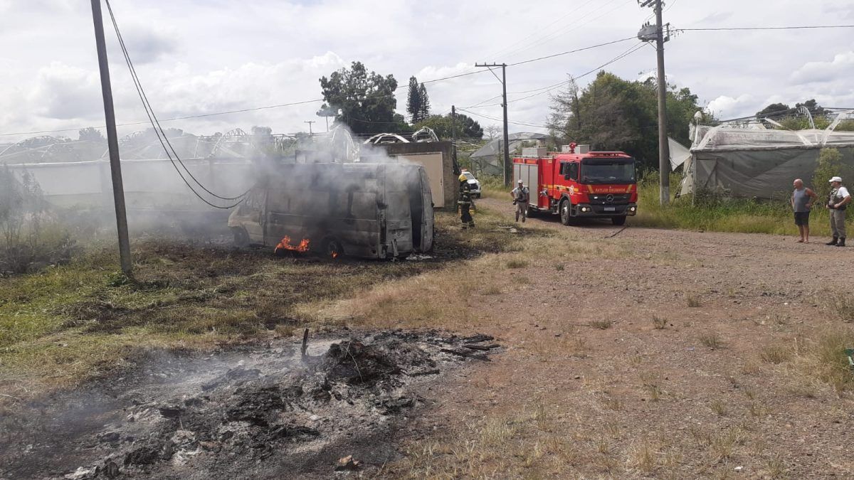 Incêndio consome veículos em Arroio do Meio