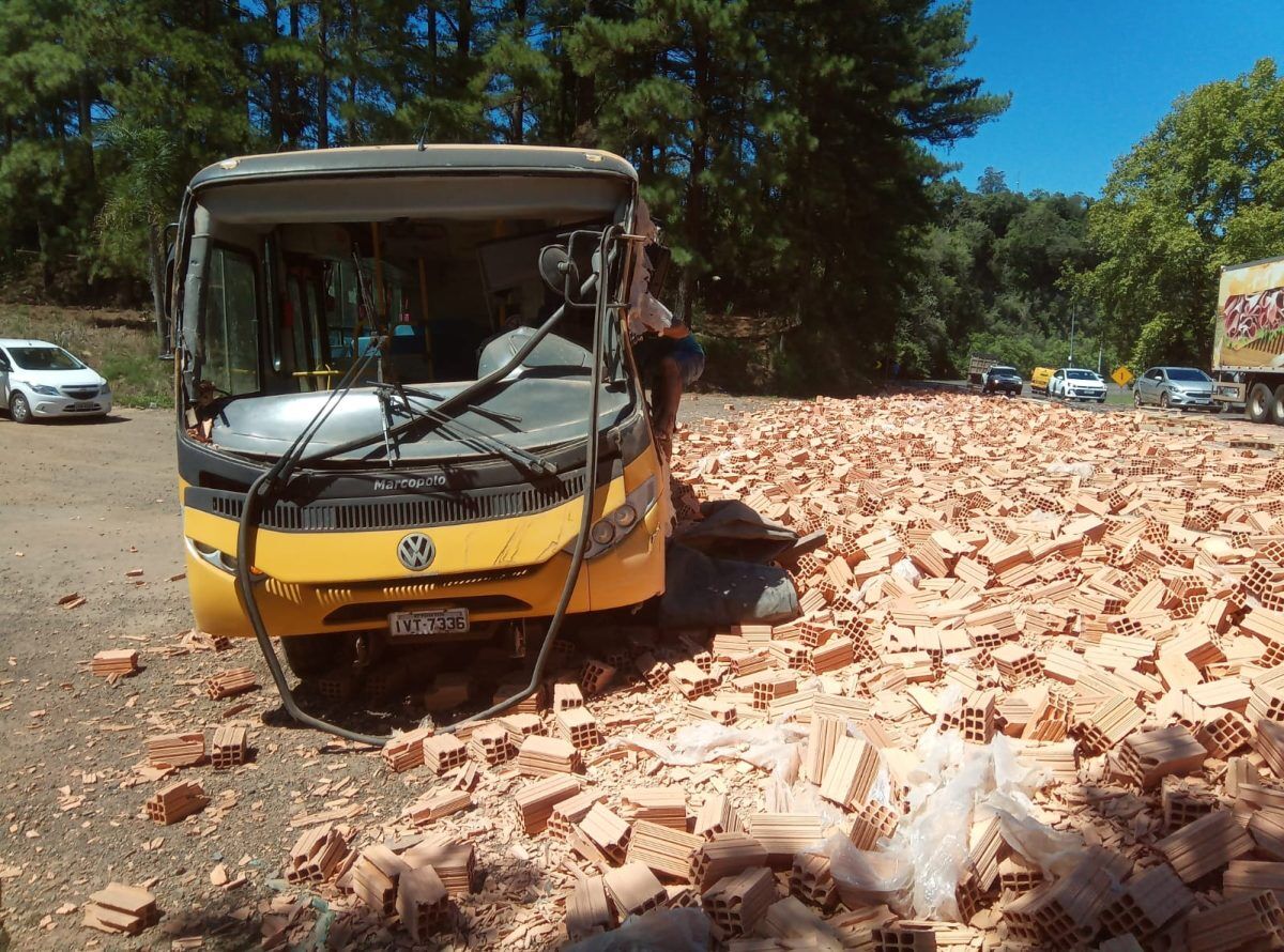 Acidente entre ônibus e caminhão deixa motoristas feridos na BR-386
