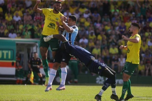 De virada, Grêmio perde a primeira na temporada