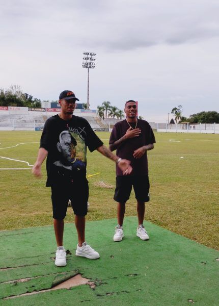 Ex-Grêmio, zagueiro Ruan Tressoldi visita treino do Lajeadense