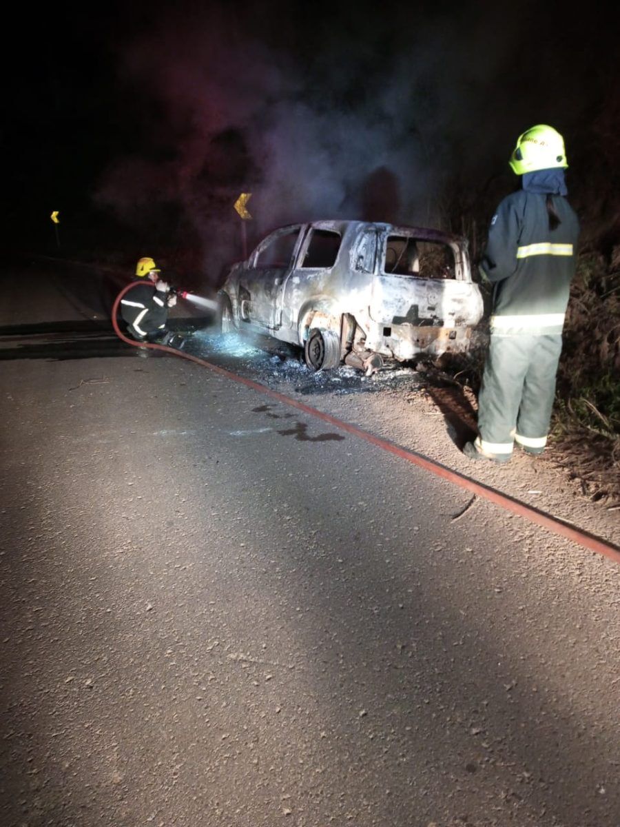 Incêndio consome veículo em Sério