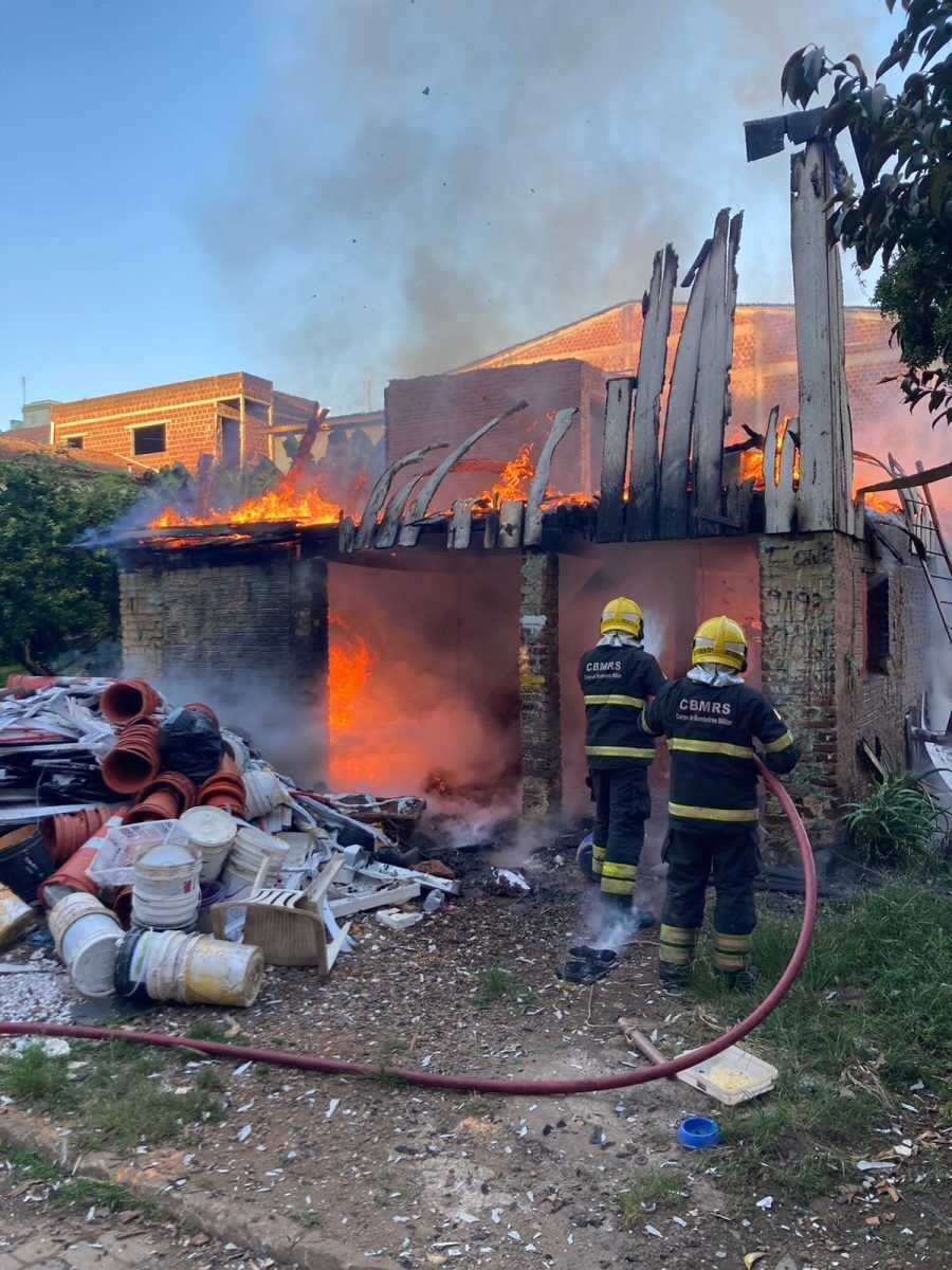 Fogo consome casa no Moinhos, em Lajeado