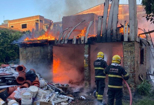 Fogo consome casa no Moinhos, em Lajeado