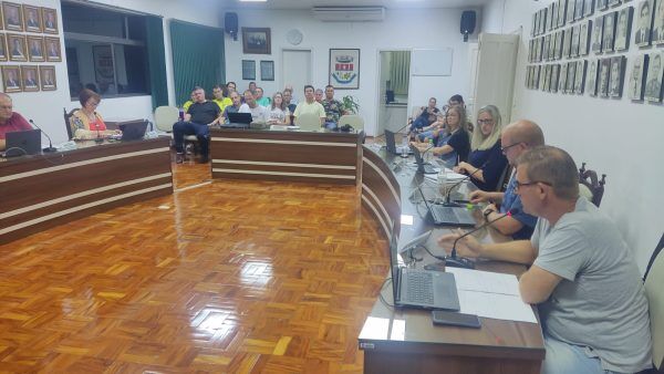 Oposição altera projeto e criação de novas vagas é aprovada na câmara