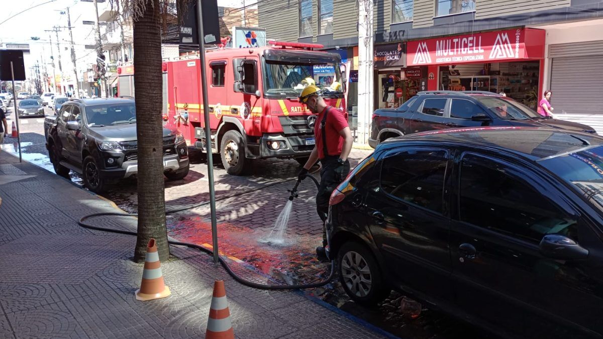 Bombeiros limpam pista após combustível vazar na Júlio