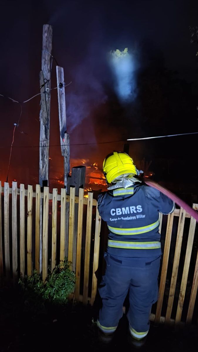 Casebre incendeia no bairro Santo Antônio