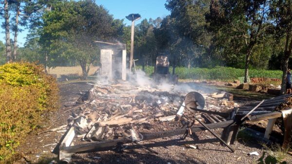 Incêndio destrói casa no interior de Venâncio Aires