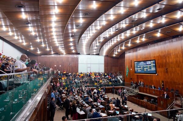 Deputados aprovam reajuste de 9,45% no salário dos professores