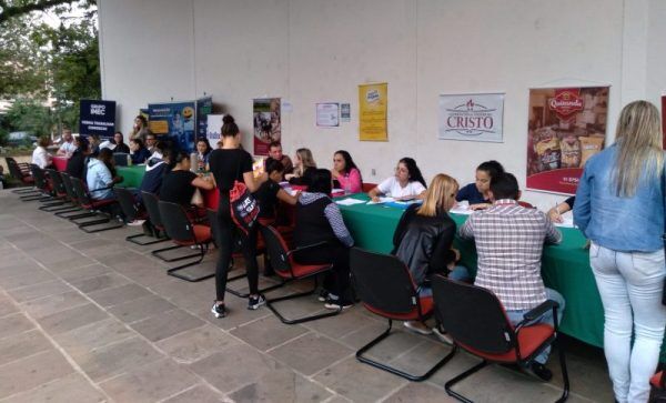 Feirão de Empregos reúne 100 candidatos em Encantado 