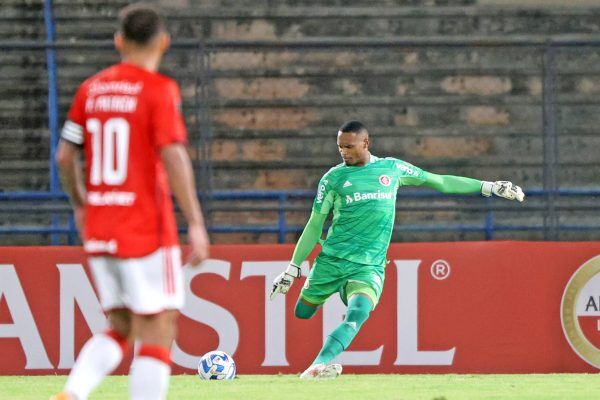 Inter entra em campo para se afastar do Z4