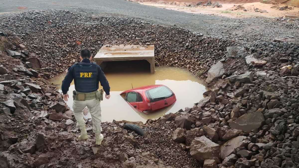 Familiares procuram motorista de carro encontrado em bueiro