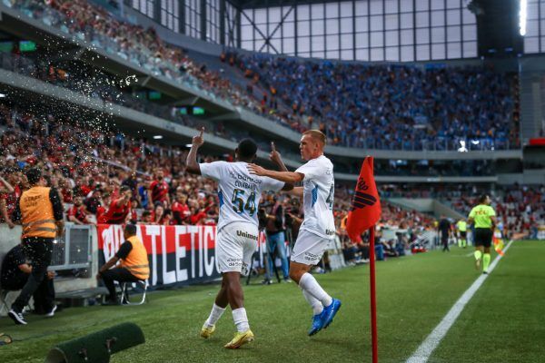 Na Arena da Baixada, Grêmio vence Athletico-PR por 2 a 1