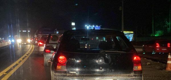 Caminhão estraga e congestiona a BR-386, em Lajeado